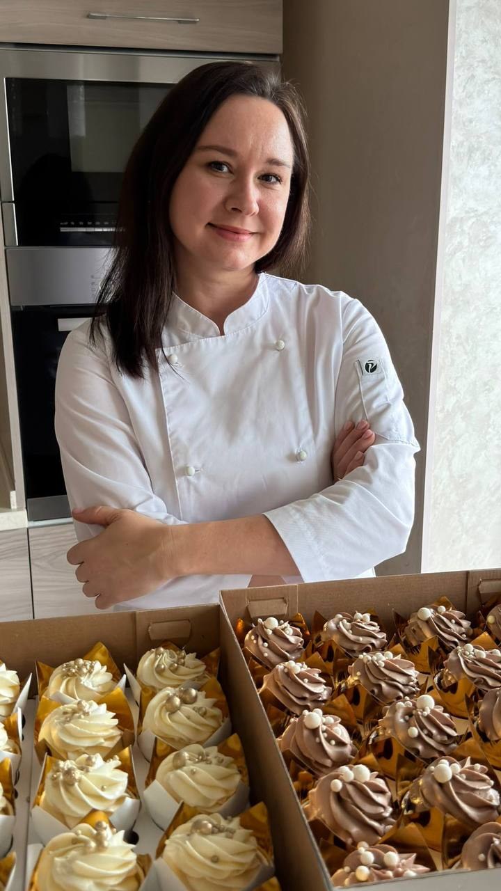 Екатерина, кондитер, с коробками капкейков