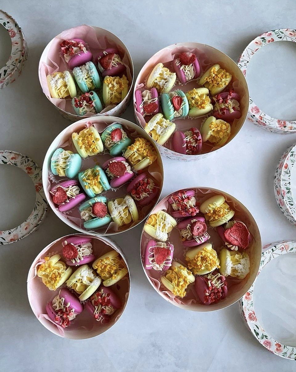 Пять круглых коробок с макаронс разных вкусов