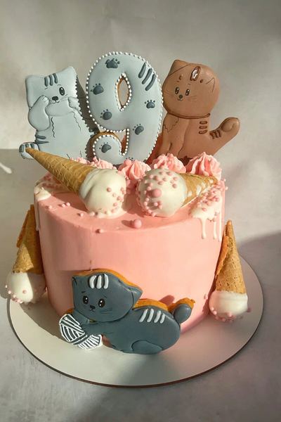Розовый торт с котятами, рожками и цифрой 9