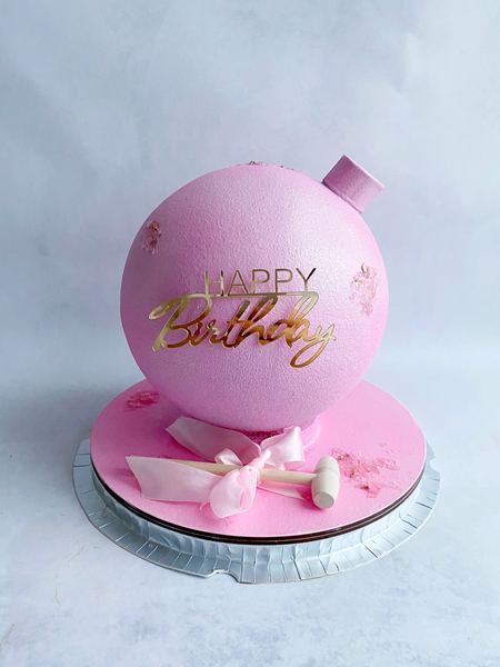 Розовый торт-шар с надписью Happy Birthday